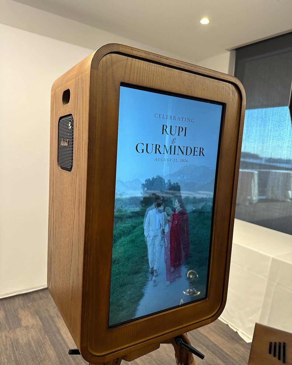 The booth's front screen showing the design drawn for a wedding: the couple's names over a photograph of them